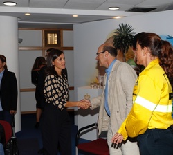 Doña Letizia es saludado por personal de los cuerpos técnicos y voluntarios que colaboraron en la asistencia y extinción de los incendios