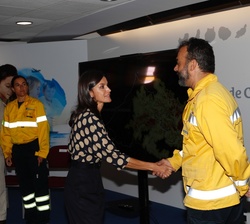 Doña Letizia recibe el saludo por parte de personal de los cuerpos técnicos y voluntarios que colaboraron en la asistencia y extinción de los incendio