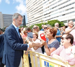 Su Majestad el Rey recibe el saludo de vecinos de Las Palmas de Gran Canaria a las afueras de la sede del Gobierno de Canarias