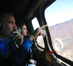 Don Felipe y Doña Letizia sobrevuelan en helicóptero las zonas afectadas por los incendios del mes de agosto