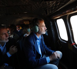 Los Reyes reciben explicaciones por parte del presidente del Gobierno de Canarias durante el sobrevuelo de las zonas más afectadas por los incendios