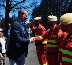 Don Felipe saluda en el mirador de Degollada de las Palomas a personal de los cuerpos técnicos y voluntarios que colaboraron en la asistencia y extinc