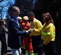 Su Majestad el Rey es saludado por personal de los cuerpos técnicos y voluntarios que colaboraron en la asistencia y extinción de los incendios