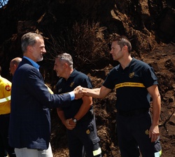 Don Felipe recibe el saludo del personal de los cuerpos técnicos y voluntarios que colaboraron en la asistencia y extinción de los incendios
