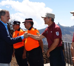 Su Majestad el Rey es saludado por personal de los cuerpos técnicos y voluntarios que colaboraron en la asistencia y extinción de los incendios que se
