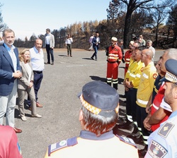 Don Felipe y Doña Letizia conversan con el personal de los cuerpos técnicos y voluntarios que colaboraron en la asistencia y extinción de los incendio