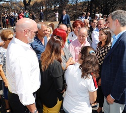 Sus Majestades los Reyes durante el encuentro mantenido con los vecinos afectados de los municipios de Tejeda y Valleseco, así como con otros afectado