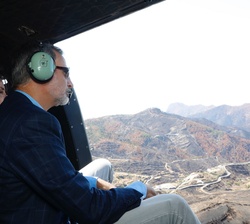Don Felipe y Doña Letizia sobrevuelan las zonas más afectadas por los incendios del mes de agosto