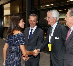 Su Majestad la Reina recibe el saludo del ministro de Ciencia, Innovación y Universidades, Pedro Duque; el presidente de la aecc y de su Fundación Cie