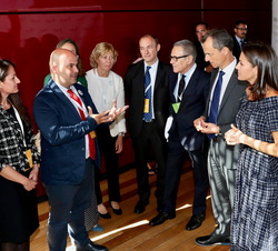 Suj Majestad la Reina durante el encuentro con una selección de investigadores adjudicatarios de las ayudas de la AECC