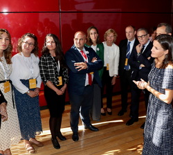 Su Majestad la Reina durante el encuentro con una selección de investigadores adjudicatarios de las ayudas de la AECC