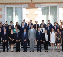 Su Majestad el Rey junto a los participantes en la XVI Edición del programa de Jóvenes Líderes Iberoamericanos de la Fundación Carolina