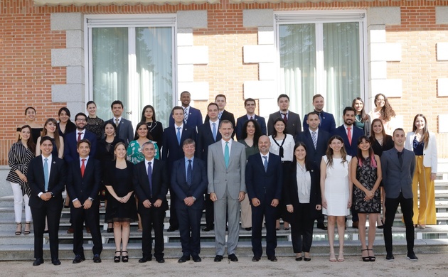 Su Majestad el Rey junto a los participantes en la XVI Edición del programa de Jóvenes Líderes Iberoamericanos de la Fundación Carolina