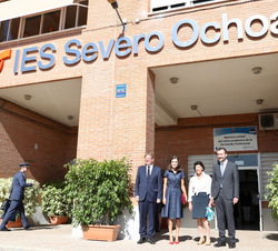Su Majestad la Reina junto a las autoridades asistentes antes de entrar al I.E.S. “Severo Ochoa”