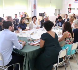 Doña Letizia participa en una reunión junto a las autoridades con los representantes del profesorado, empresarios y alumnos