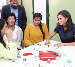 Su Majestad la Reina juntos a unos alumnos durante su visita al aula de comercio del I.E.S. “Severo Ochoa”