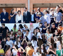 Su Majestad la Reina saluda a los alumnos momentos previos a la fotografía de grupo