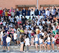 Su Majestad la Reina junto a las autoridades, alumnos, docentes y personal de servicio del I.E.S. “Severo Ochoa”