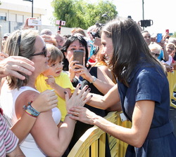 Doña Letizia junto a ciudadanos congregados a la salida del I.E.S. “Severo Ochoa” 