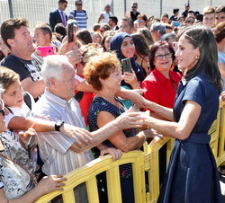 El público congregados en las inmediaciones del I.E.S. “Severo Ochoa”, saludan a Su Majestad la Reina