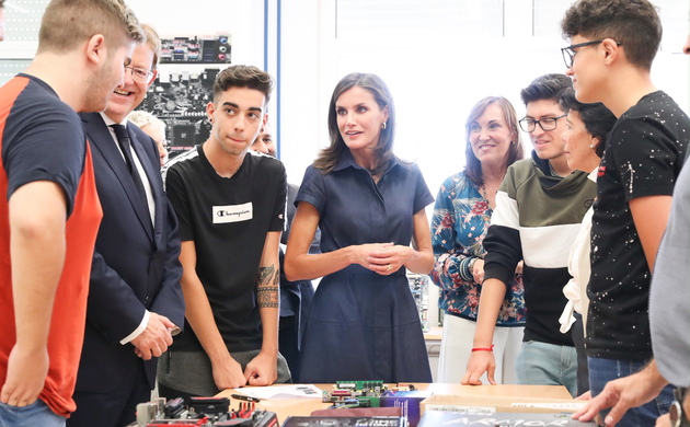 Doña Letizia durante la visita al aula de informática junto a unos alumnos de F.P.
