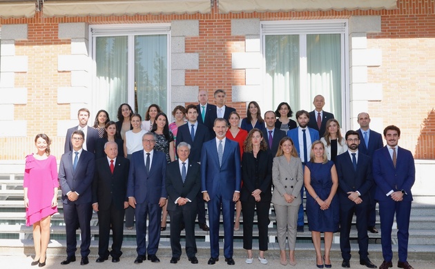 Su Majestad el Rey junto a los integrantes de la XXIV Promoción del Cuerpo Superior de Arquitectos de la Hacienda Pública