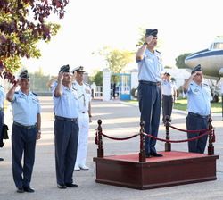 Su Majestad el Rey durante los honores de ordenanzas