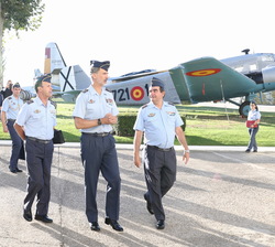 Su Majestad el Rey se dirige al hangar nº1 acompañado de las autoridades militares