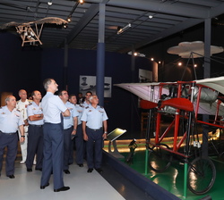 Su Majestad el Rey durante el recorrido por el hangar nº1