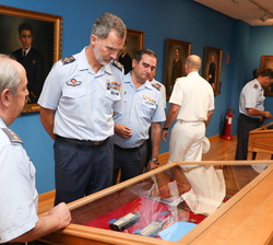 Don Felipe ante una vitrina durante el recorrido 