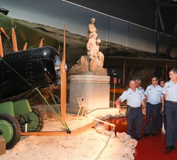 Su Majestad el Rey recibe unas explicaciones durante su visita al museo