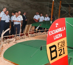 Su Majestad observa una avioneta correspondiente a una antigua escuadrilla