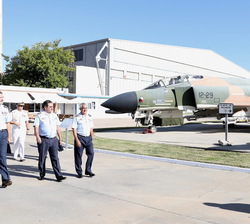 Su Majestad el Rey se dirige a otro hangar tras observar el McDonnell Douglas F-4C Phantom II en la exposición exterior