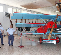 Su Majestad el Rey prosigue su visita por los hangares