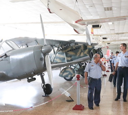 Su Majestad el Rey ante un FIAT CR-32 (Chirri) de la exposición