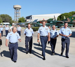 Don Felipe se dirige a otro hangar para seguir visitando la exposición