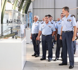 Su Majestad el Rey ante la miniatura de un autogiro