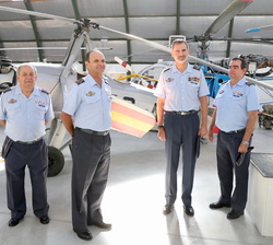 Don Felipe junto a las autoridades militares ante el Autogiro La Cierva C-19MK-4P