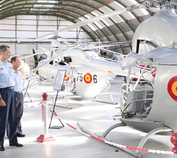 Su Majestad el Rey observa los helicópteros de la exposición
