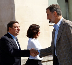Su Majestad el Rey recibe el saludo del ministro de Agricultura, Pesca y Alimentación, Luis Planas