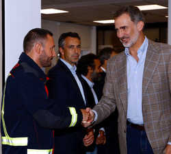 Su Majestad el Rey saluda al oficial del Cuerpo de Bomberos de la Comunidad de Madrid, Víctor Prieto