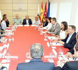 Vista general de la mesa de reunión de trabajo