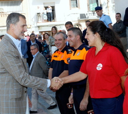 Sus Majestades los Reyes saludan al personal de Servicios de Emergencia 112