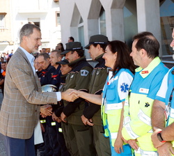 Sus Majestades los Reyes saludan al personal sanitario de los Servicios de Emergencia 112