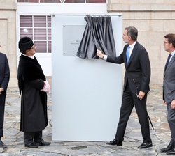 Don Felipe descubre una placa conmemorativa del acontecimiento
