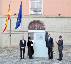 El Rey tras descubrir la placa conmemorativa