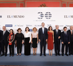 Sus Majestades los Reyes acompañados por las autoridades prensentes en al acto