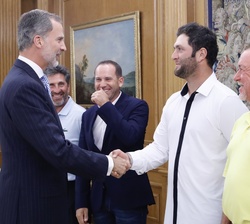 Su Majestad el Rey recibe el saludo de Jon Rahm Rodríguez