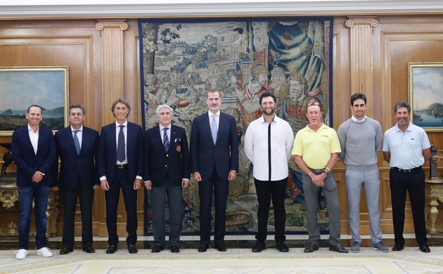 Su Majestad el Rey junto a la representación de la Real Federación Española de Golf y los jugadores españoles destacados que participarán en el Torneo