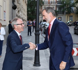 Su Majestad el Rey a su llegada, recibe el saludo del ministro de Cultura y Deporte en funciones, José Guirao